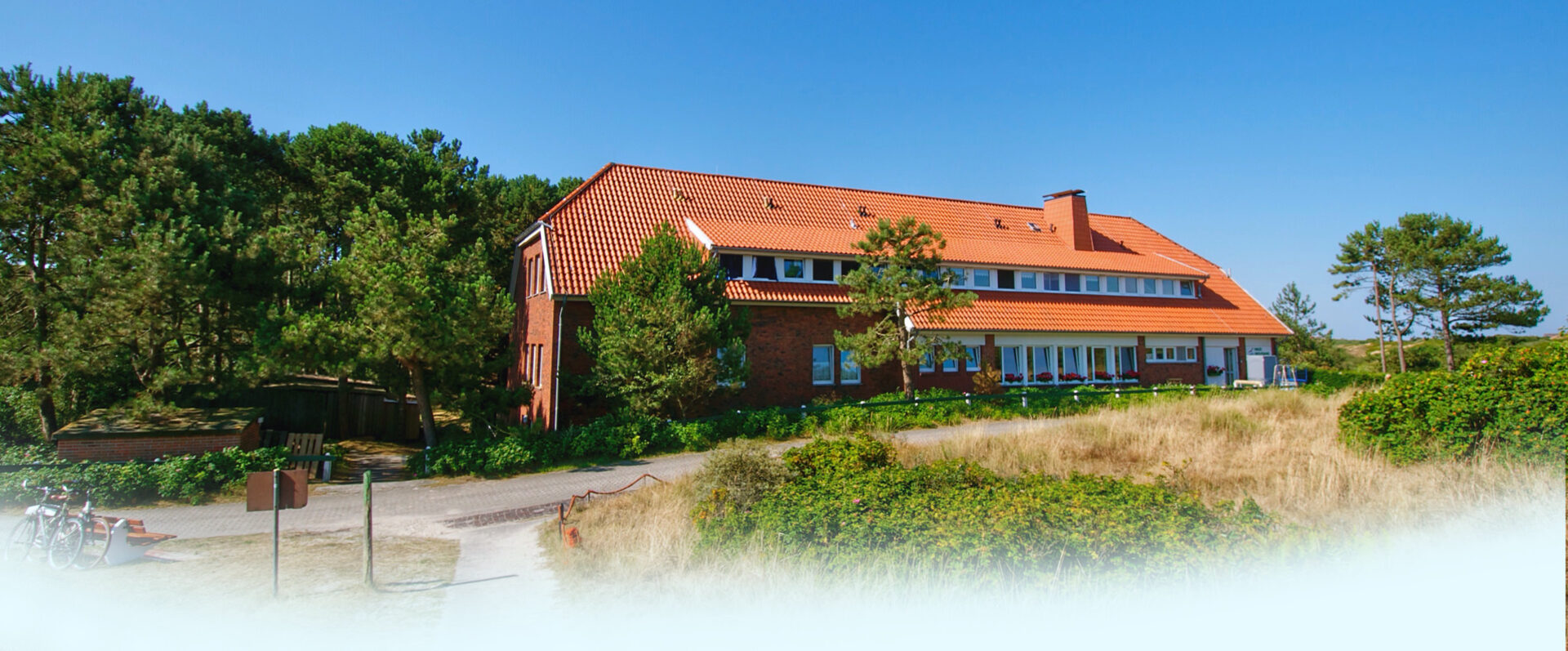 Haus Wolfgang in den Dünen von Spiekeroog, von der Strandseite gesehen
